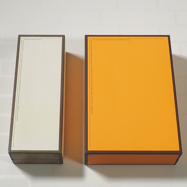 長方形の白い箱とオレンジ色の無地の箱