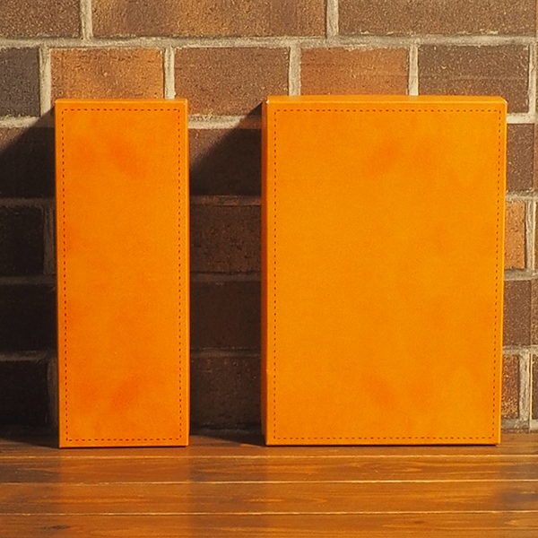 長方形のオレンジ色の無地の箱